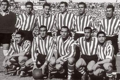 Agachados, los cinco futbolistas que compusieron la delantera mítica del Athletic. De izquierda a derecha, Iriondo, Venancio, Zarra, Panizo y Gaínza.