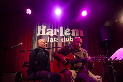 Aquiles comparte escenario con su amigo trovador José Antonio Rodríguez, afincado en Castelldefels, en el Harlem Jazz Club el pasado 24 de junio.