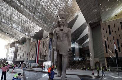 El coloso de Ramsés II, en su ubicación definitiva una vez terminen las obras en el museo de Giza.