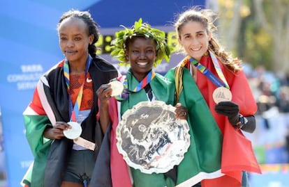 De izquierda a derecha, la segunda clasificada, la keniata Jemima Sumgong, la ganadora, Mary Keitany, tamién de Kenia y la tercera clasificada en categoría femenina, la portuguesa Sara Moreir