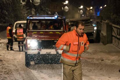 En la imagen se ve a la Cruz Roja francesa en una operación este martes para rescatar y dar refugio a las personas atrapadas en la nieve en la carretera al suroeste de París, cerca de Bièvres.