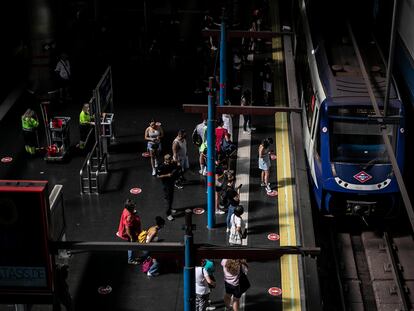 Usuarios esperan la llegada de un convoy de Metro en la estación de Príncipe Pío (Madrid), el lunes.