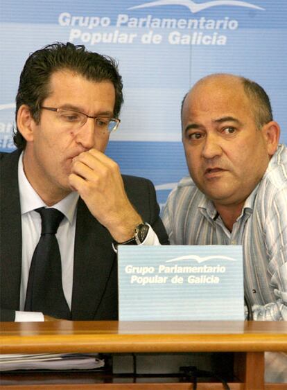 Alberto N?ez Feijo y el diputado del PP Jos Antonio Santiso, ayer en el Parlamento.