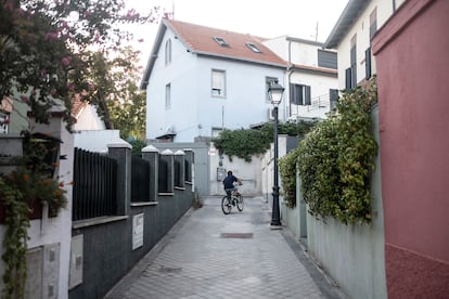 Un niño monta en bicicleta en una calle de la colonia Prosperidad.