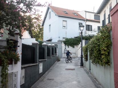 Un niño monta en bicicleta en una calle de la colonia Prosperidad.