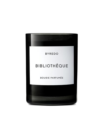 Ben Gorham tiene la habilidad de crear sinestesias sensoriales a través de sus perfumes, con fragancias capaces de sugerir el nombre que anuncia su frasco. Para Bibliothèque, el fundador de Byredo quiso transportarnos con sus notas amaderadas a un estante de roble repleto de libros antiguos, detenerse en sus páginas de papel aterciopelado a través de las pinceladas de melocotón y ciruela y manosear las tapas de piel con la esencia de cuero. Esta emblemática fragancia se traslada al hogar con una vela del mismo nombre que permite disfrutar durante 60 horas de un templo de lectura sin necesidad de movernos de casa. Precio: 62 euros (240 gramos) en byredo.com y en la tienda de Byredo Madrid (Claudio Coello, 73).