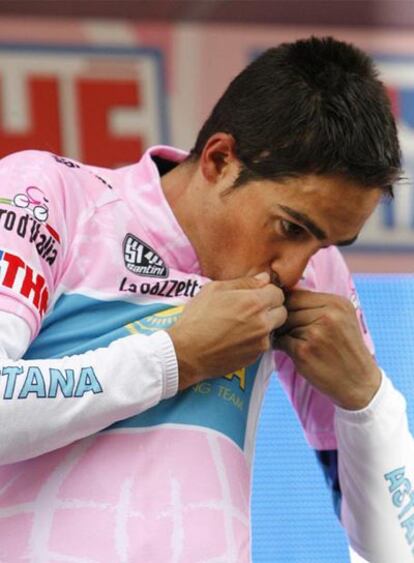 Alberto Contador besa el <i>maillot</i> de líder del Giro tras acabar la etapa.