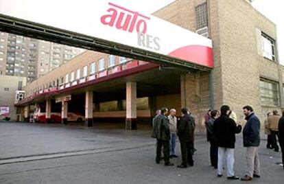 Un grupo de trabajadores en huelga en la sede de Autores en Madrid.