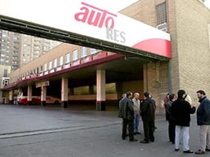 Un grupo de trabajadores en huelga en la sede de Autores en Madrid.