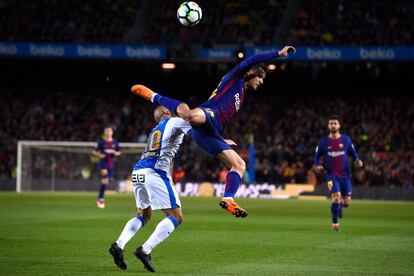 El mediocentro brasileño del Barcelona, Philippe Coutinho salta con el jugador del Legane, Nabil El Zhar.