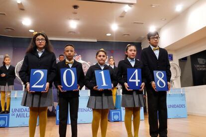 Los niños de San Ildefonso muestran el 20148, agraciado con el tercer premio.