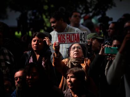  Familiares de los estudiantes desaparecidos de Ayotzinapa y activistas asisten a la entrega del segundo informe del Grupo Interdisciplinario de Expertos Independientes.