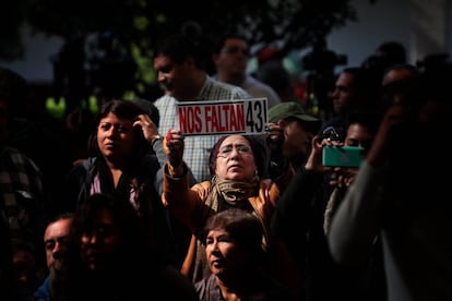  Familiares de los estudiantes desaparecidos de Ayotzinapa y activistas asisten a la entrega del segundo informe del Grupo Interdisciplinario de Expertos Independientes.