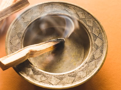 El palo de santo se puede quemar como el incienso. GETTY IMAGES.