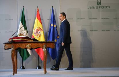 El consejero de Presidencia, Elías Bendodo, toma posesión de su cargo.