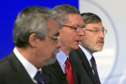 De izquierda a derecha, Ángel Pérez, Alberto Ruiz-Gallardón y Jaime Lissavetzky, durante el debate en Telemadrid.