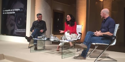 Los periodistas Mariangela Paone, Marc Herman y Charlie Beckett.