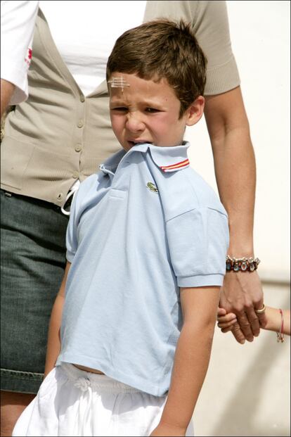 Su carácter revoltoso empeoró en 2007, cuando sus padres, doña Elena y Jaime de Marichalar se separaron. En la imagen Froilán, con una brecha en su frente, muerde el cuello de su camiseta en agosto de 2006.