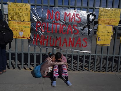 Dos jovenes venezolanas se abrazan fuera del centro de detención donde decenas de migrantes perdieron la vida, el pasado martes en Ciudad Juárez (México).