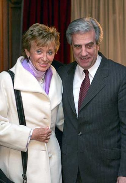 María Teresa Fernández de la Vega y Tabaré Vázquez, ayer en Montevideo.