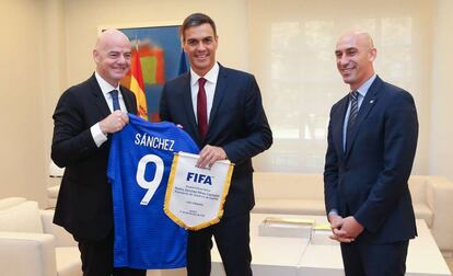 Gianni Infantino, Pedro Sánchez and Luis Rubiales in La Moncloa today.