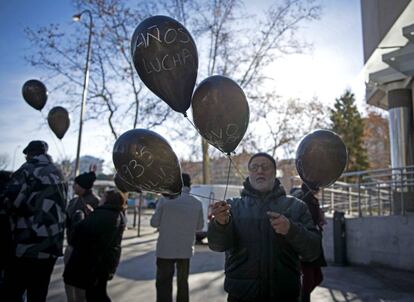 Concentración frente a los juzgados de Plaza de Castilla, de Madrid, de afectados por la venta de pisos de protección oficial del IVIMA a un fondo buitre.