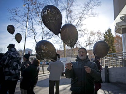 Concentración frente a los juzgados de Plaza de Castilla, de Madrid, de afectados por la venta de pisos de protección oficial del IVIMA a un fondo buitre.