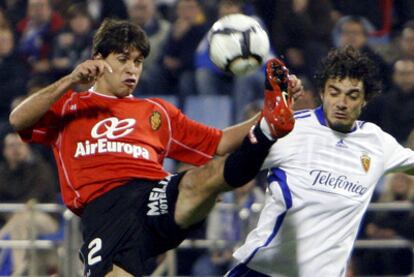 Mattioni despeja el balón ante Contini.