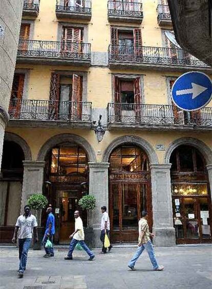 Fachada del histórico hotel España en la calle de Sant Pau.