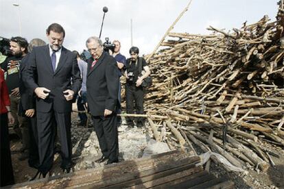 Mariano Rajoy y Juan José Imbroda, junto a escaleras usadas por los subsaharianos para cruzar la valla.