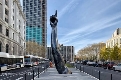 'Unity' (2019), de Hank Willis Thomas, estatua erigida en Brooklyn (Nueva York) a iniciativa del programa Percent for Art.