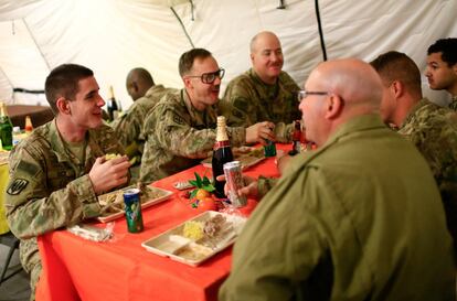 Soldados estadounidenses disfrutan de una comida en el Día de Acción de Gracias en la base militar de Qayyara, al sur de Mosul (Irak).