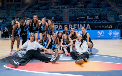 El dúo Marlena con las campeonas de la Mini Copa 2024 antes de su prueba de sonido. | FEB