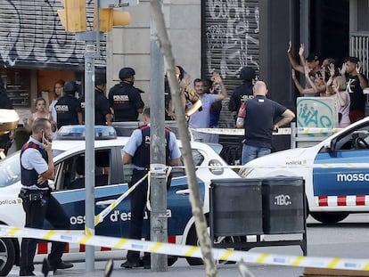 Desplegament policial al lloc de l'atemptat dijous a la Rambla de Barcelona.