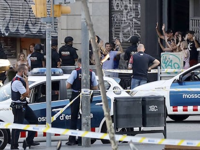 Desplegament policial en el lloc de l'atemptat de la Rambla.