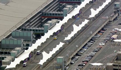 Captura de video que muestra la parada de taxis vacía en el aeropuerto de Heathrow. 