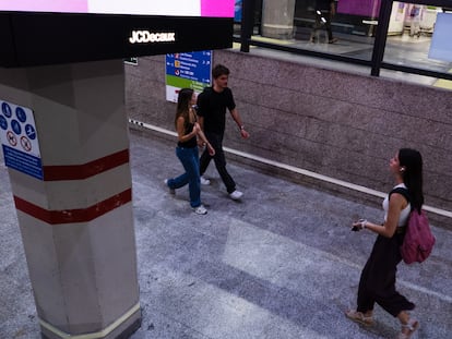 Transeúntes en el metro de Madrid.
