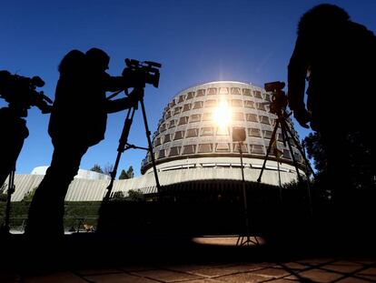 Varios medios de comunicación en la sede del Tribunal Constitucional.