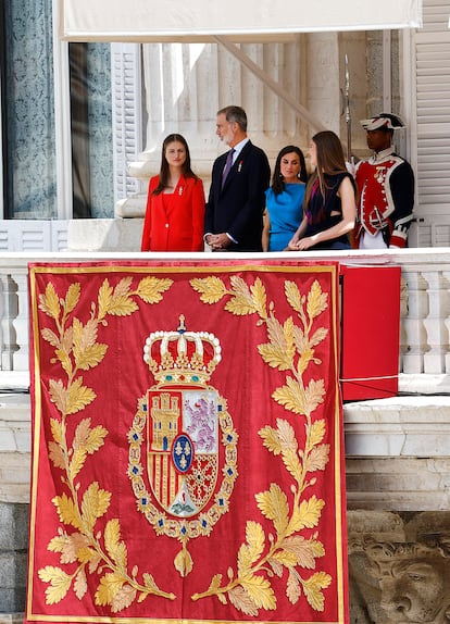 La Familia Real preside el cambio de Guardia Real desde el balcón central del Salón del Trono en el Palacio Real.  
