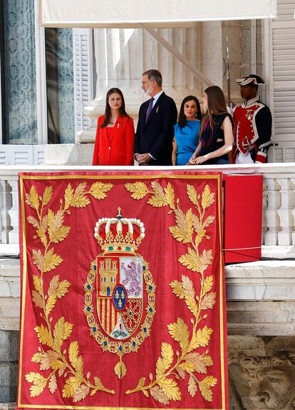 La Familia Real preside el cambio de Guardia Real desde el balcón central del Salón del Trono en el Palacio Real.  