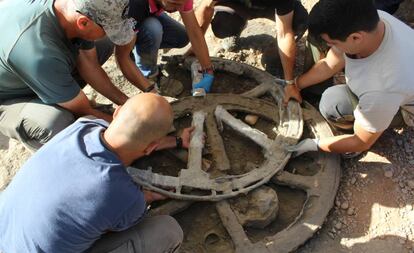 Ruedas halladas en el yacimiento de Montemayor (Córdoba), en una imagen cedida por el equipo de arqueólogos,