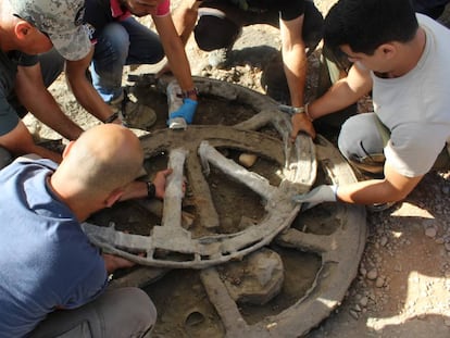 Ruedas halladas en el yacimiento de Montemayor (Córdoba), en una imagen cedida por el equipo de arqueólogos,