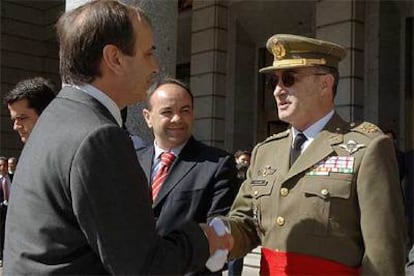 José Antonio Alonso saluda al general Carlos Villar, en su toma de posesión como ministro, el pasado día 11.