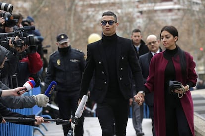 Cristiano Ronaldo llega junto a Georgina Rondríguez a la Audiencia Provincial de Madrid.