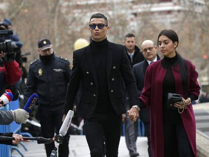 Cristiano Ronaldo llega junto a Georgina Rondríguez a la Audiencia Provincial de Madrid.