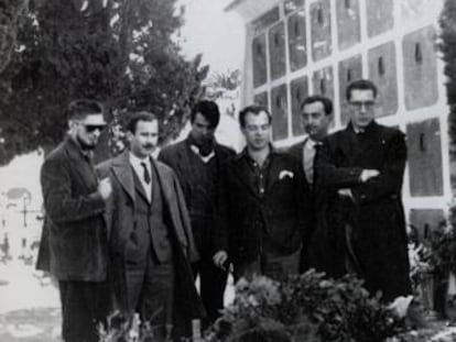 Carlos Barral, J. M. Caballero Bonald, Luis Marques&aacute;n, Jaime Gil de Biedma, &Aacute;ngel Gonz&aacute;lez y Juan Ferrater, junto a la tumba de Machado en 1959. 