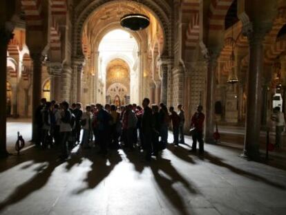 Un grupo de visitantes pasea por el interior de la Mezquita-Catedral de Córdoba.