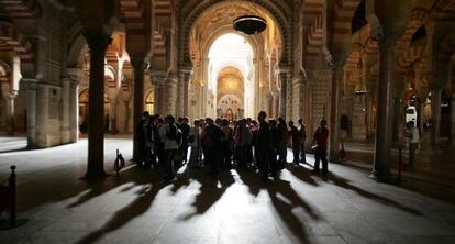 Un grupo de visitantes pasea por el interior de la Mezquita-Catedral de Córdoba.