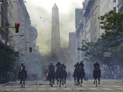 Enfrentamientos entre polic&iacute;a y manifestantes en Buenos Aires, en 2001, durante el corralito.