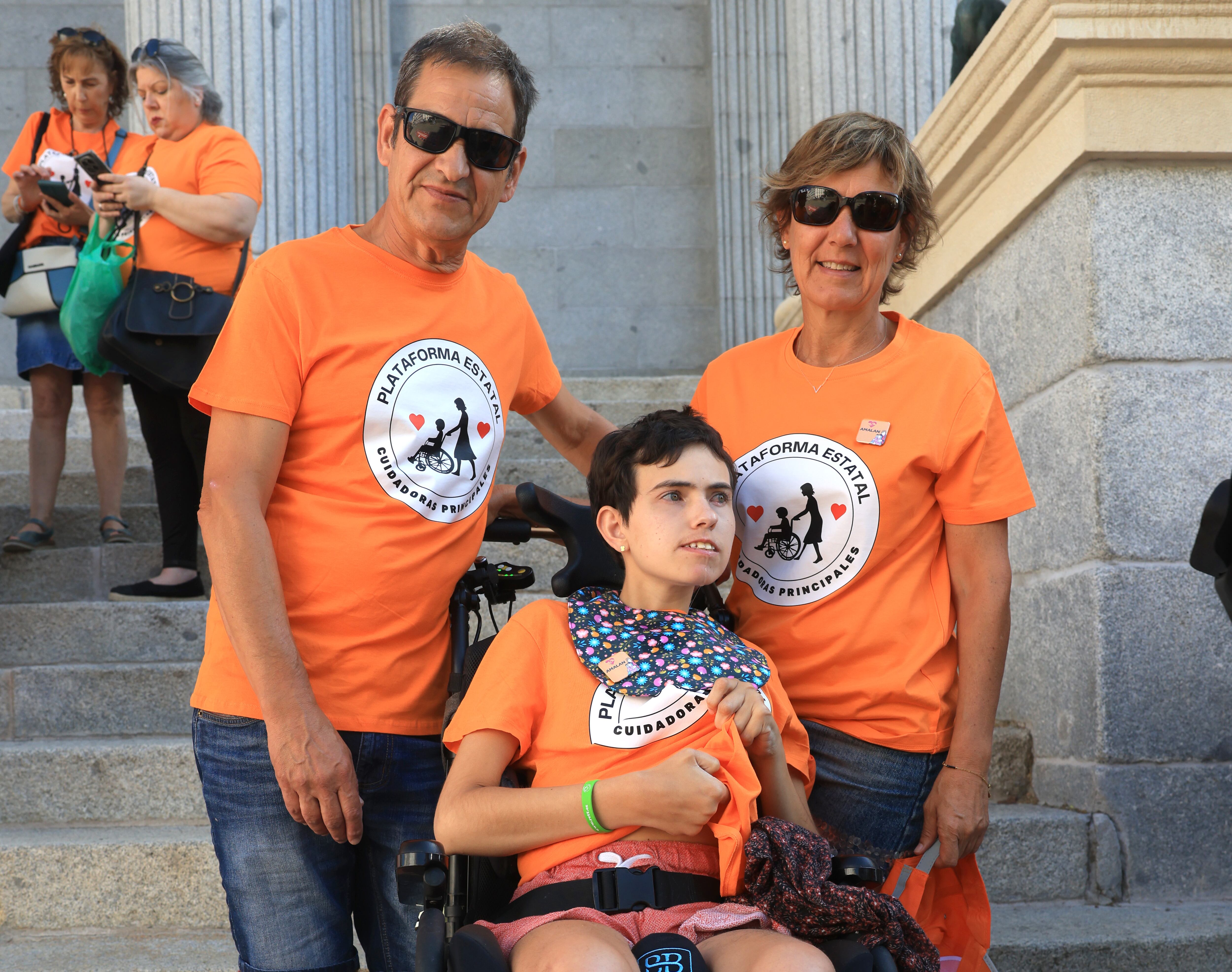 Alberto Biguri, Itziar Moleres y su hija Zaloa frente al Congreso de los Diputados, en Madrid, este martes.